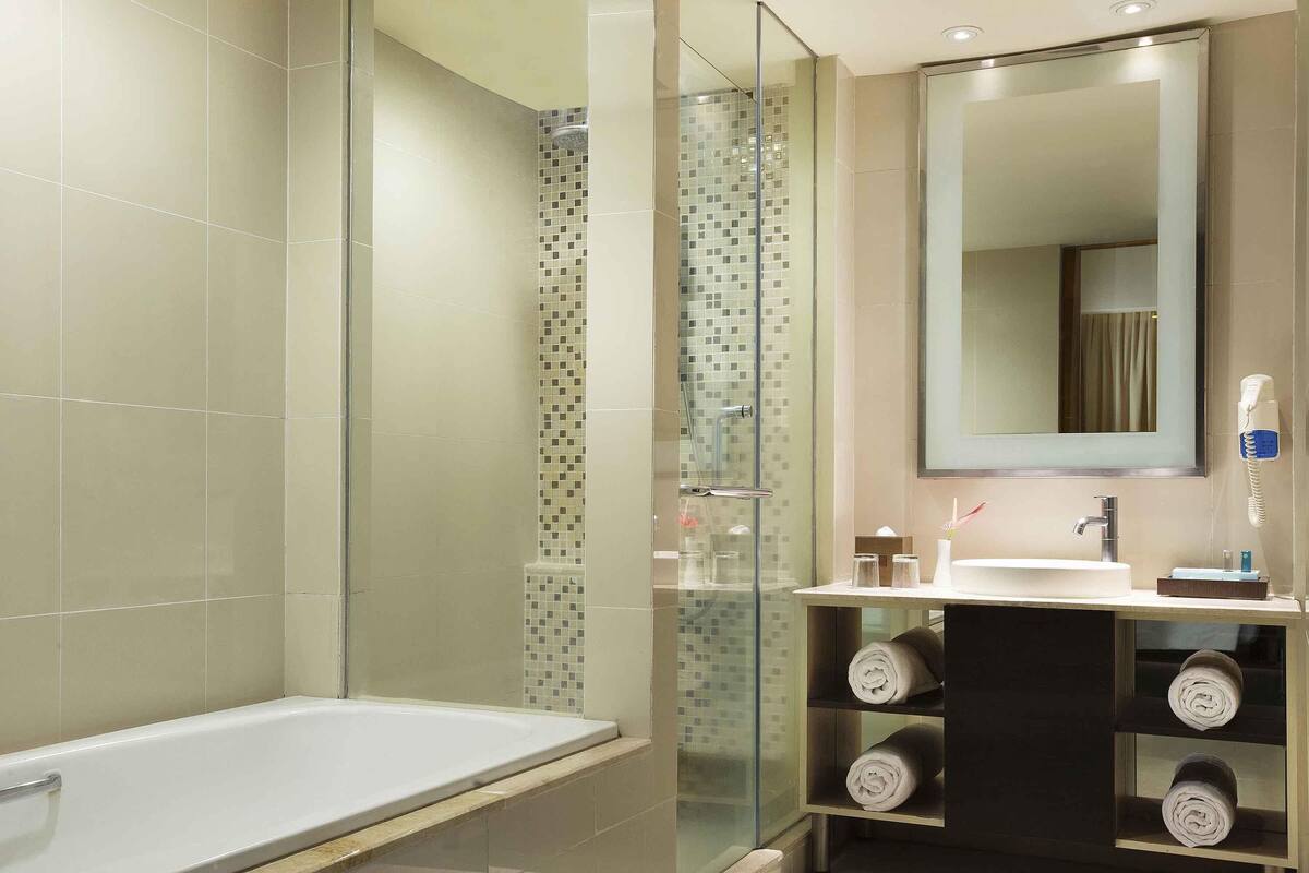 Quarto luxo, 1 cama King | 1 quarto, frigobar, cofres nos quartos, escrivaninha