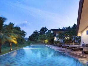 Outdoor pool, pool umbrellas - Novotel Manado Golf Resort & Convention Center (Manado)