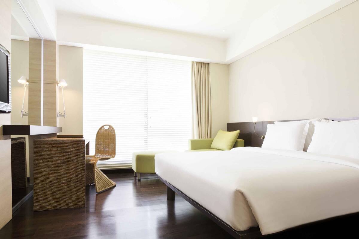 1 quarto, frigobar, cofres nos quartos, escrivaninha