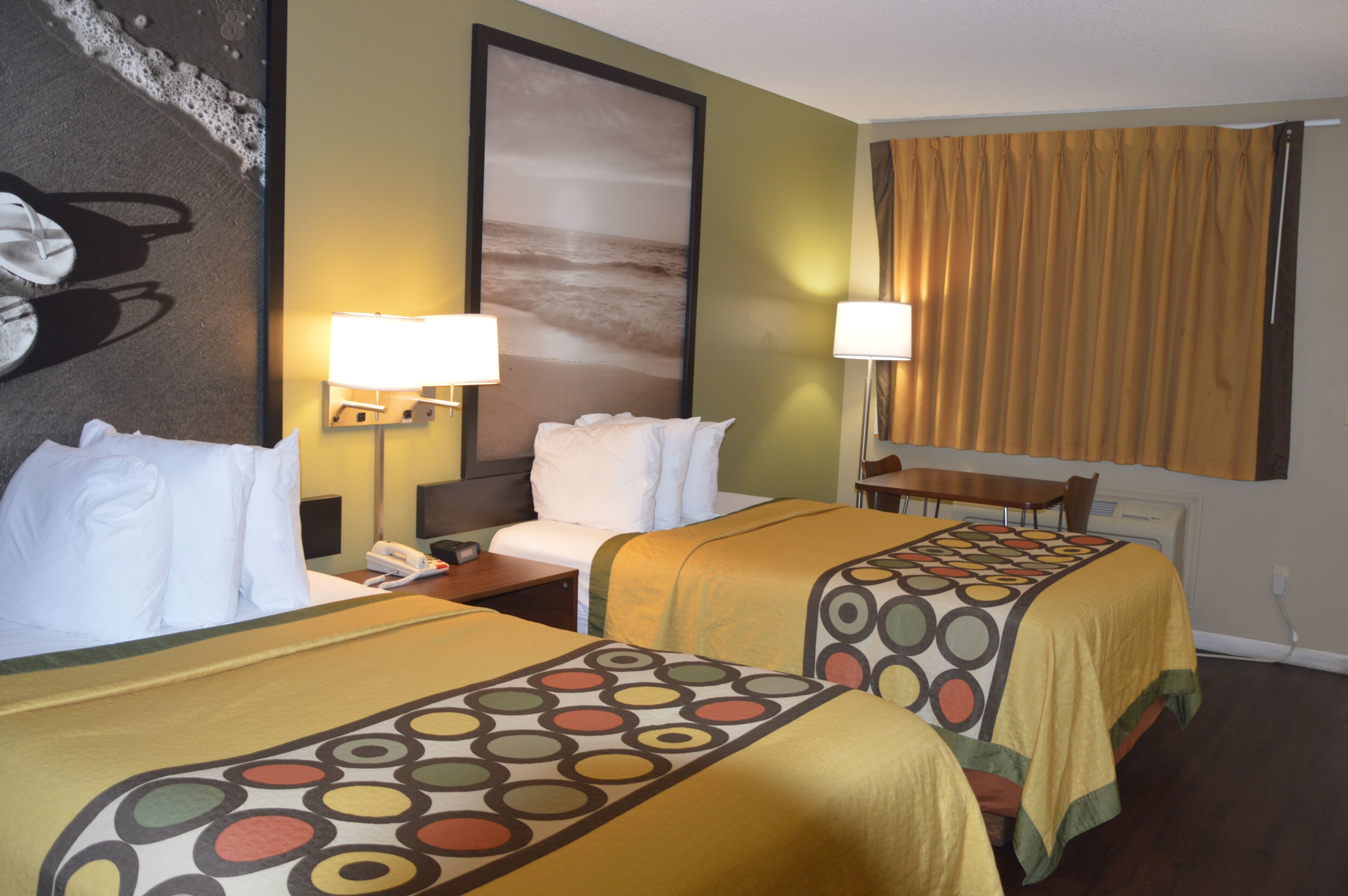 Chambre double, 2 lits doubles | Lit de bébé (gratuit), accès au Wi-Fi (inclus), literie fournie