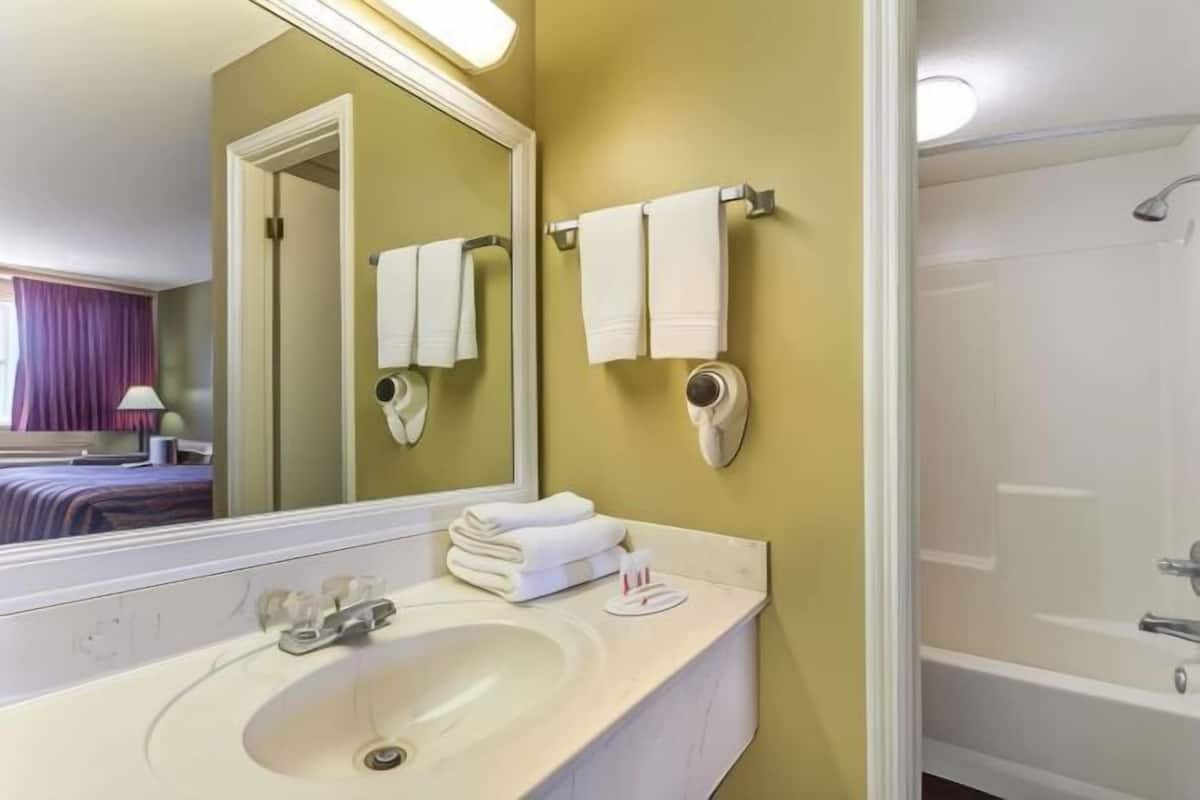 Phòng tắm | Vòi sen/bồn tắm kết hợp, máy sấy tóc, khăn tắm