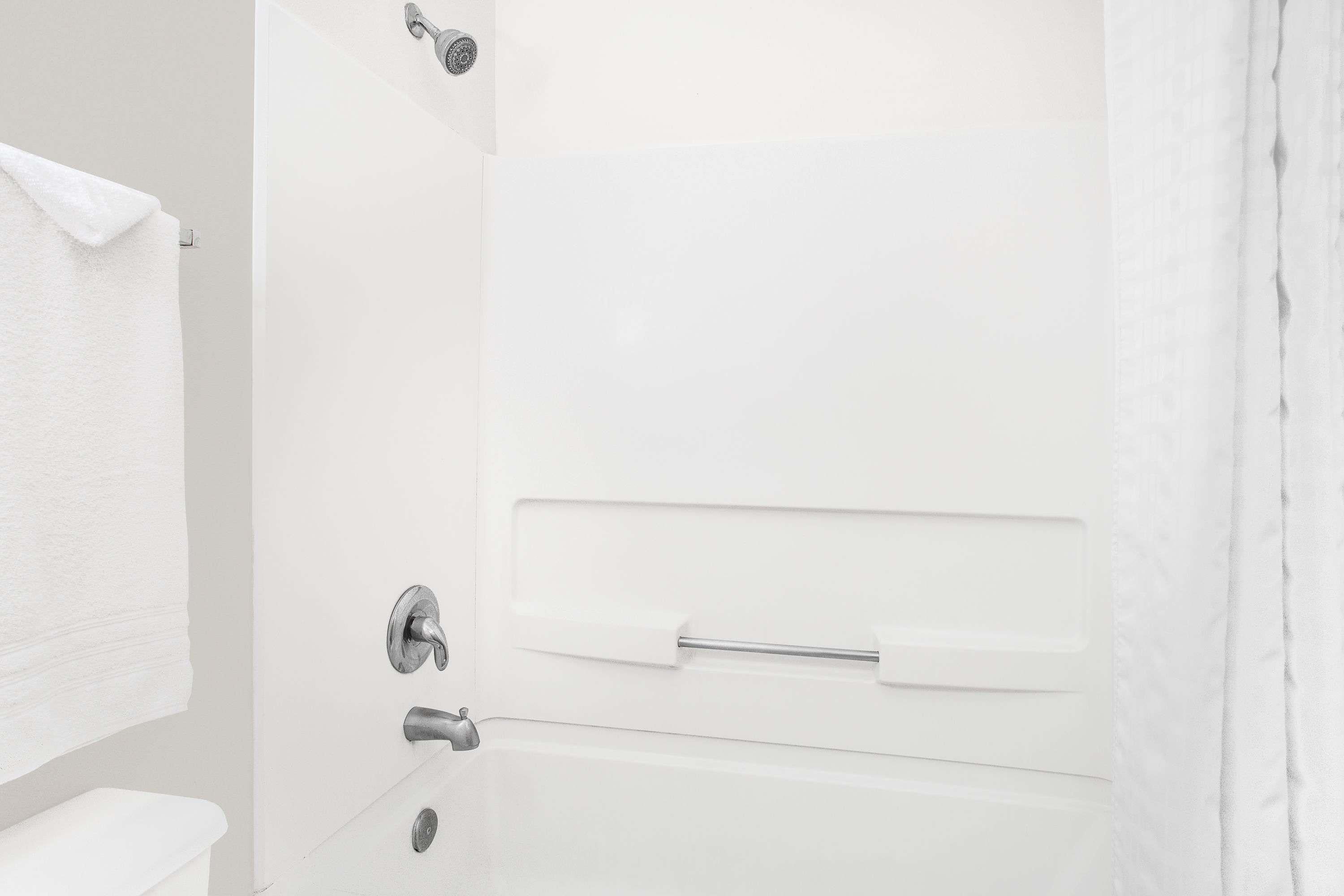 Ensemble baignoire-douche, séchoir à cheveux, serviettes fournies