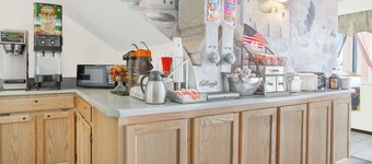 Super 8 by Wyndham Bloomfield
