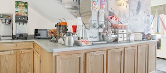 Super 8 by Wyndham Bloomfield