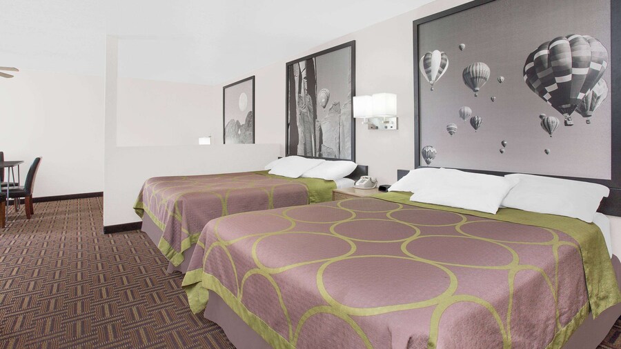 Super 8 by Wyndham Bloomfield