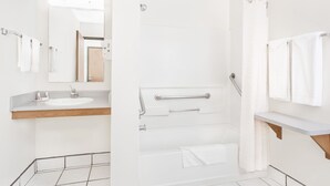 Rom, 1 queensize-seng, tilgjengelighetstilpasset, ikke-røyk (Mobility Accessible) | Bad