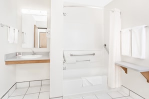 Zimmer, 1 Queen-Bett, barrierefrei, Nichtraucher (Mobility Accessible) | Badezimmer | Duschwanne, Haartrockner, Handtücher