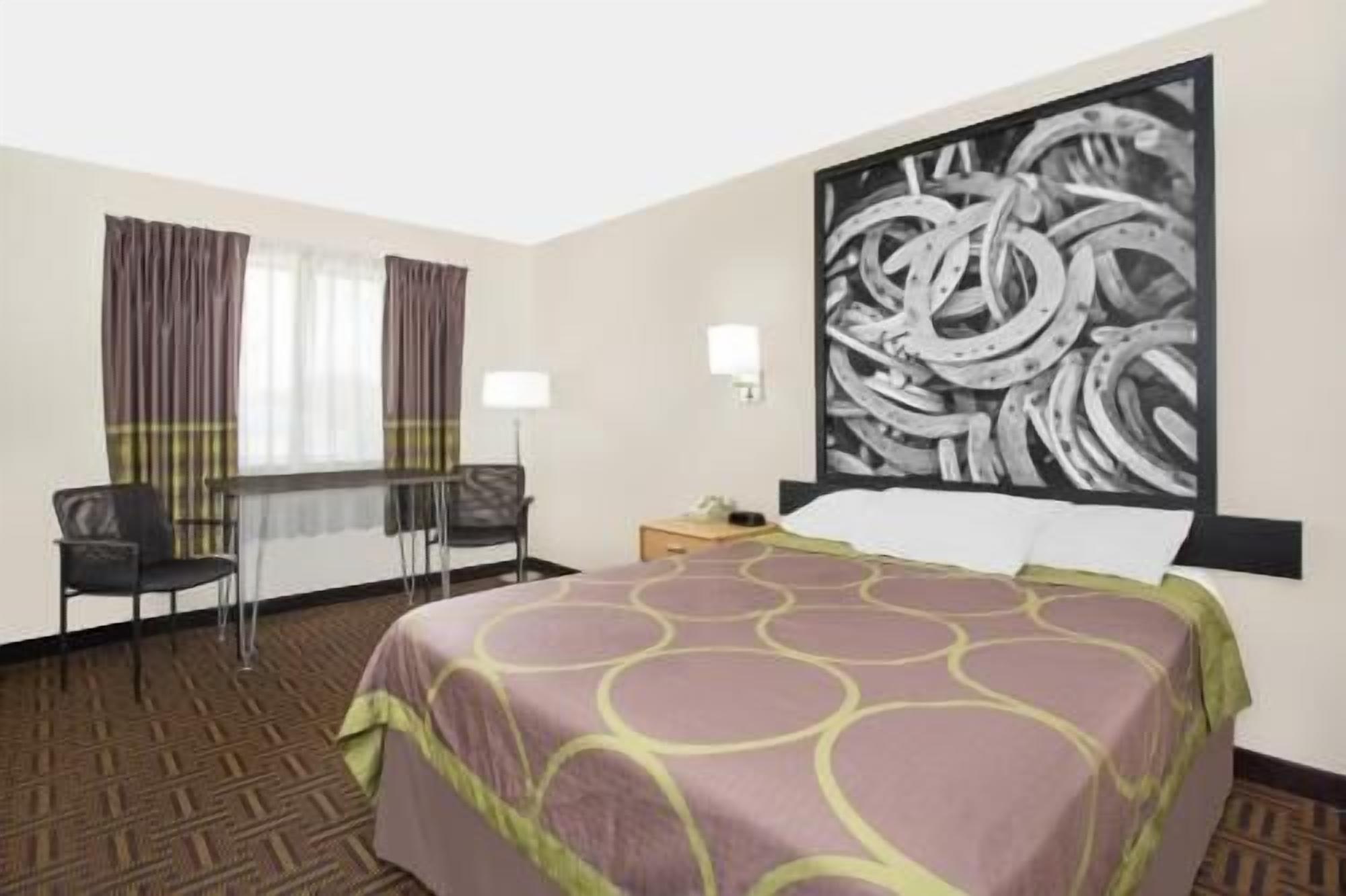 Escritorio, cortinas blackout y tabla de planchar con plancha 