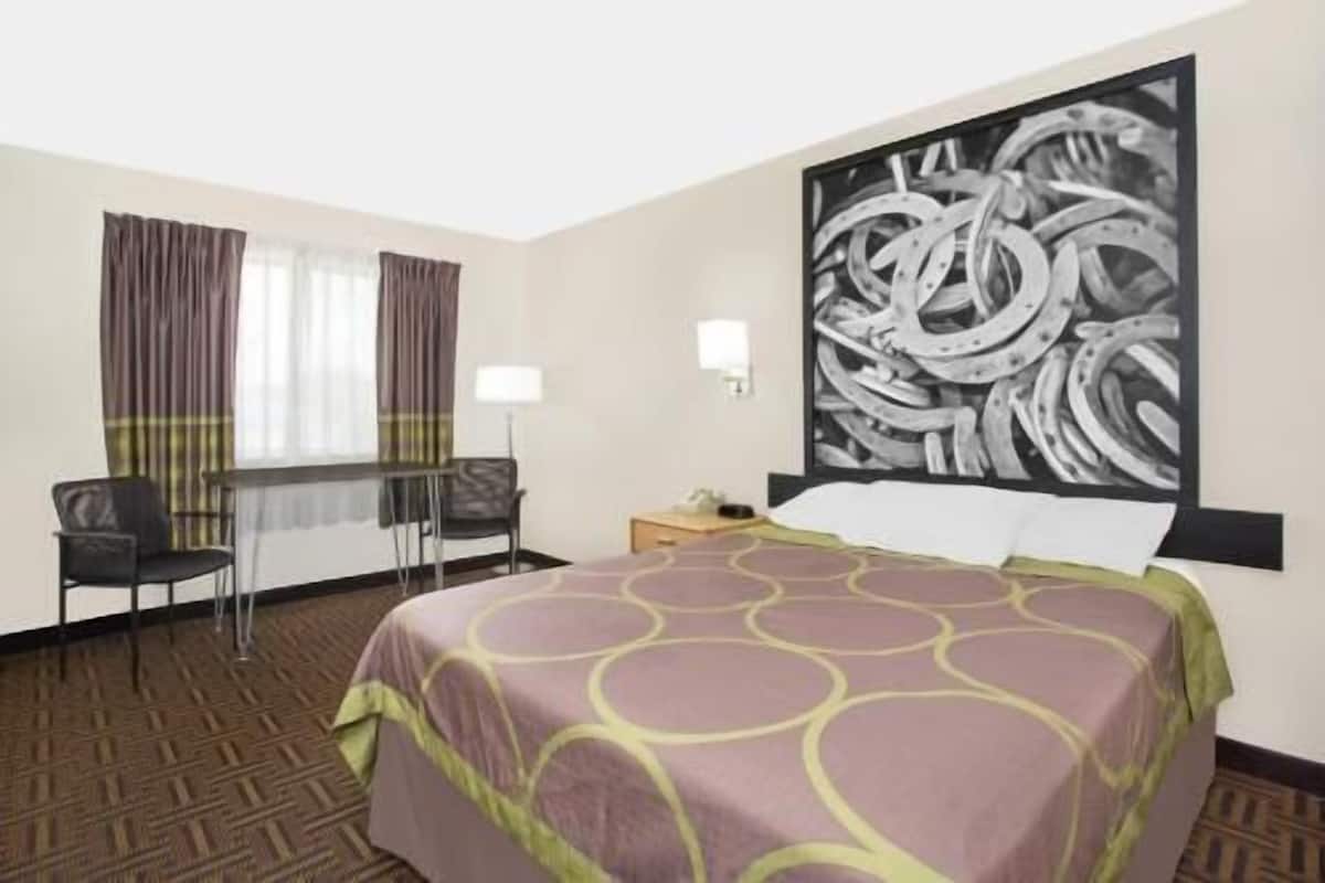 Escritorio, cortinas blackout y tabla de planchar con plancha