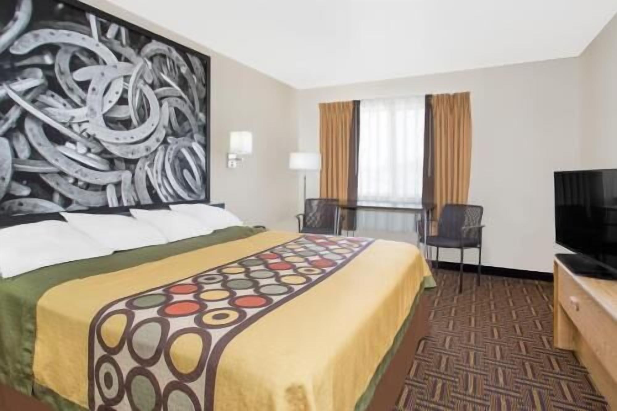 Escritorio, cortinas blackout y tabla de planchar con plancha 