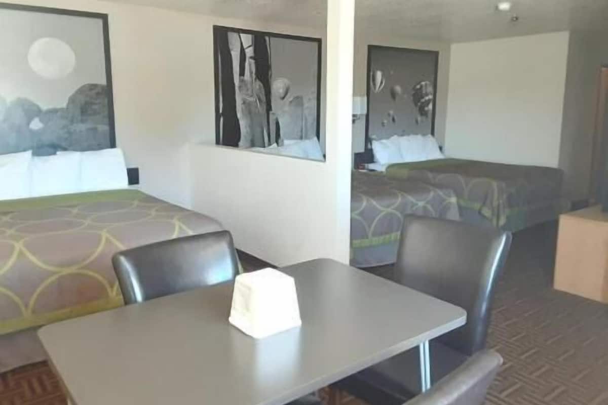 Escritorio, cortinas blackout y tabla de planchar con plancha
