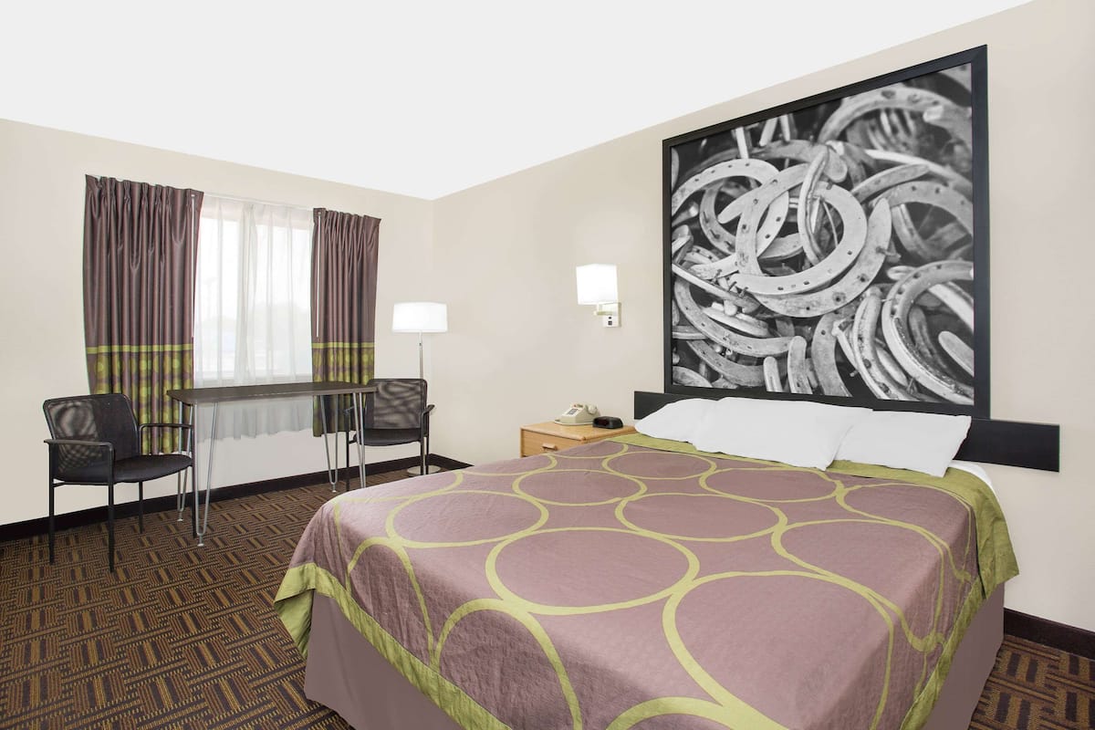 Standard Room, 1 Queen Bed | Desk, blackout curtains, iron/ironing board, free WiFi