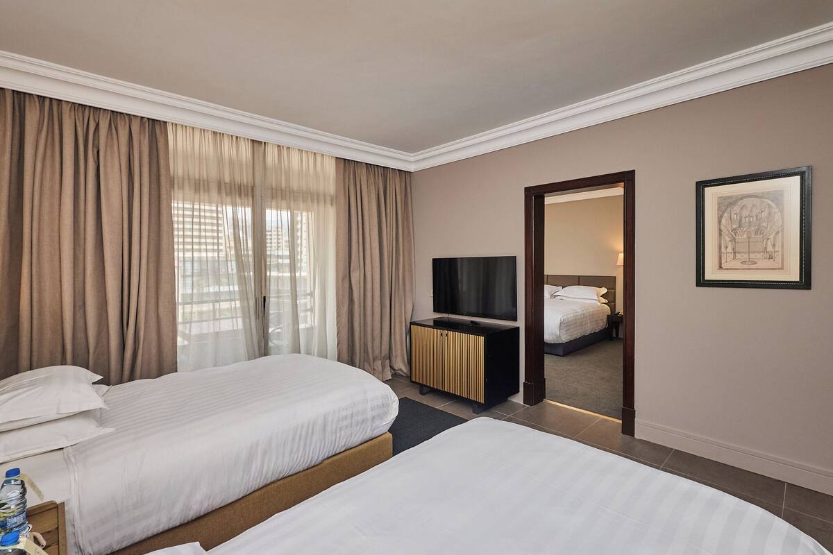 Phòng dành cho gia đình, quang cảnh thành phố | Minibar, két bảo mật tại phòng, bàn, phòng cách âm 