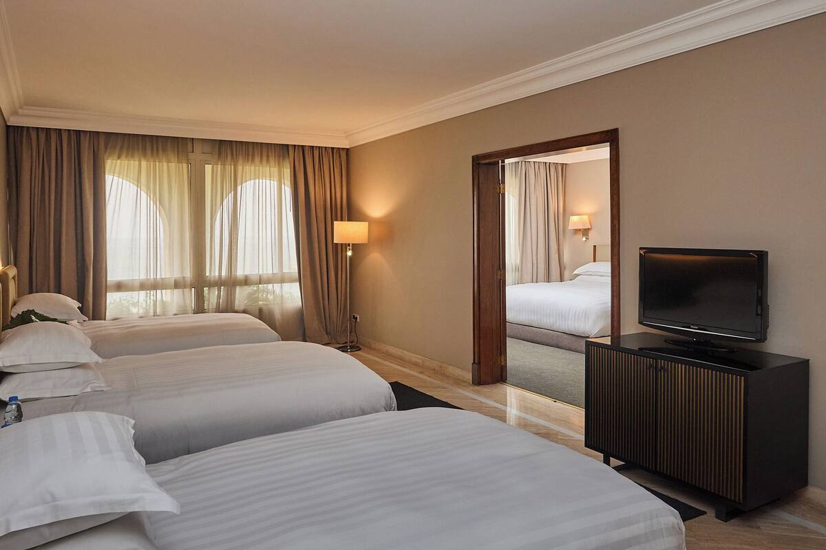 Phòng Suite dành cho gia đình, quang cảnh biển | Minibar, két bảo mật tại phòng, bàn, phòng cách âm 