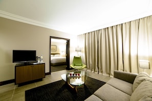 Deluxe Suite, 1 Bedroom, Balcony, Sea View | Living room