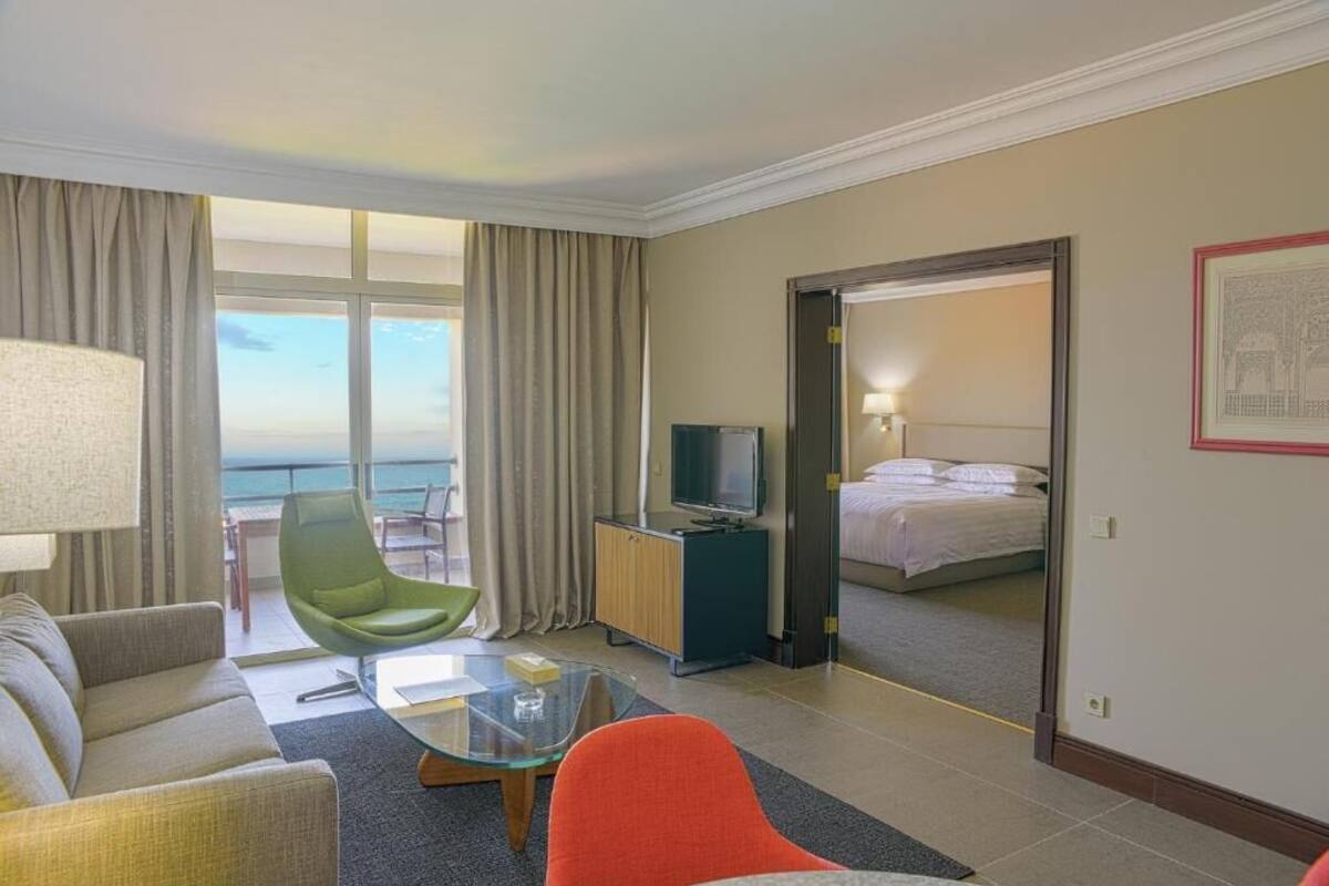 Phòng Suite Executive, quang cảnh biển | Minibar, két bảo mật tại phòng, bàn, phòng cách âm