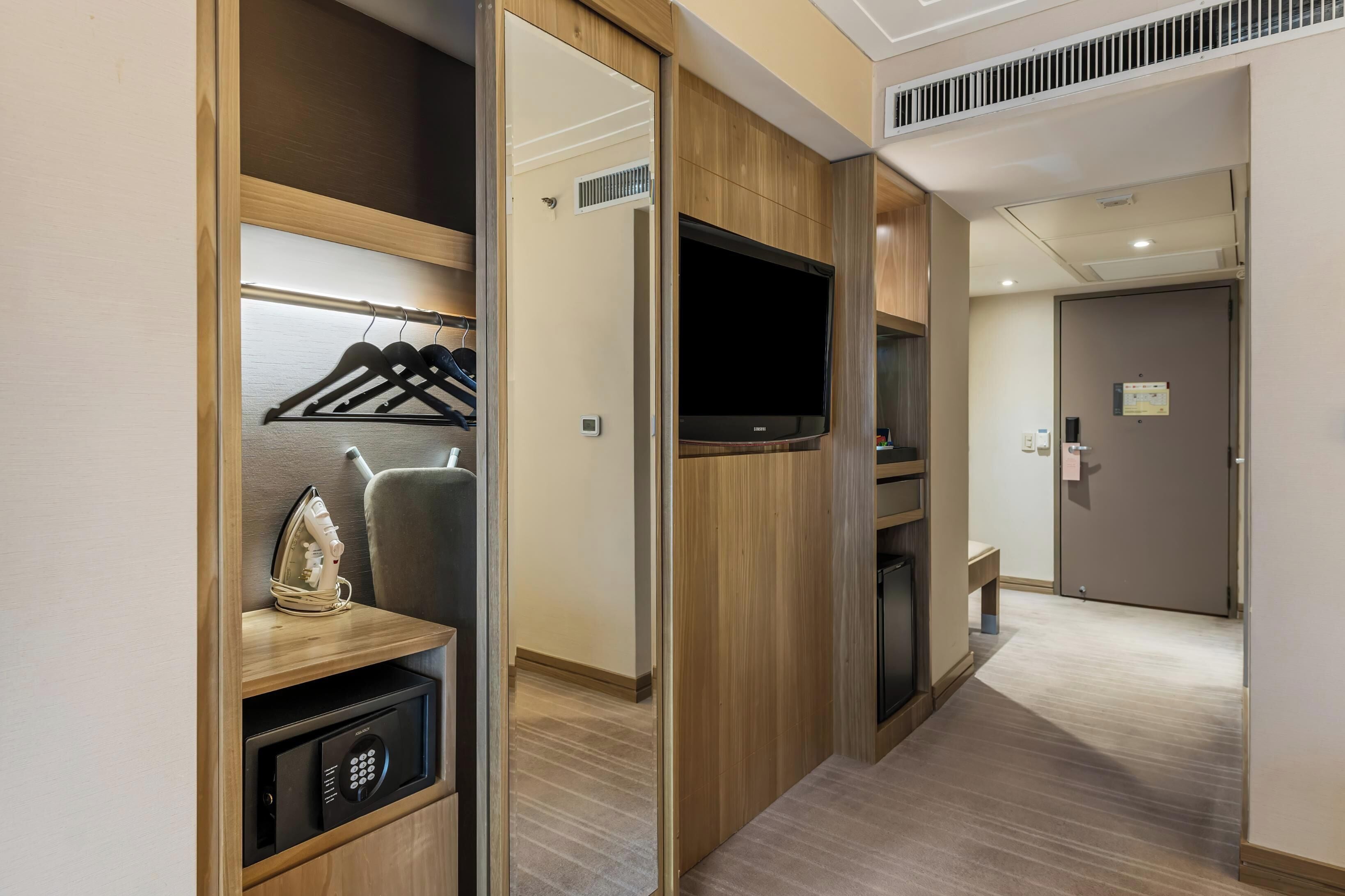 classic room, 1 king bed, accessible | 1 bedroom, premium bedding, pillow-top beds, minibar