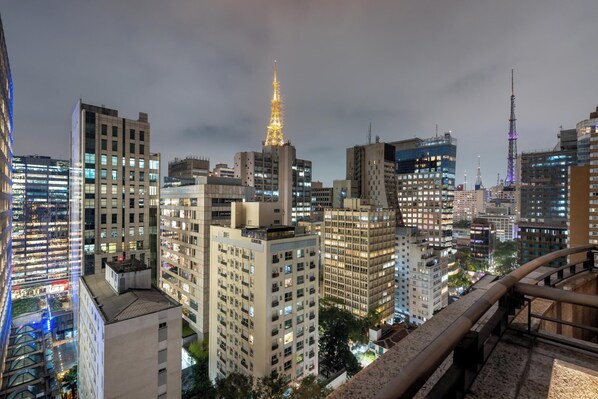 Un paisaje urbano con edificios altos, incluyendo una torre destacada con un pináculo característico.