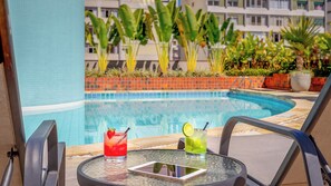 室外泳池；09:00 至 17:00 開放；躺椅