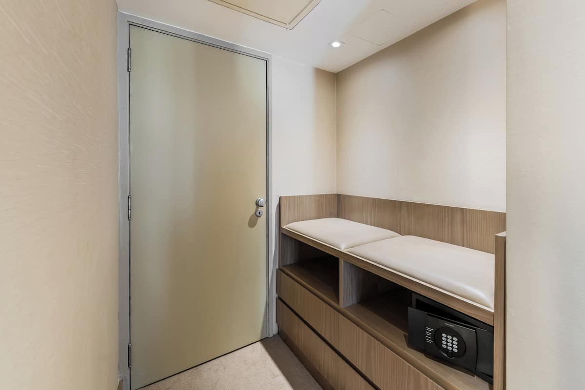 Premium bedding, pillowtop beds, minibar, in-room safe