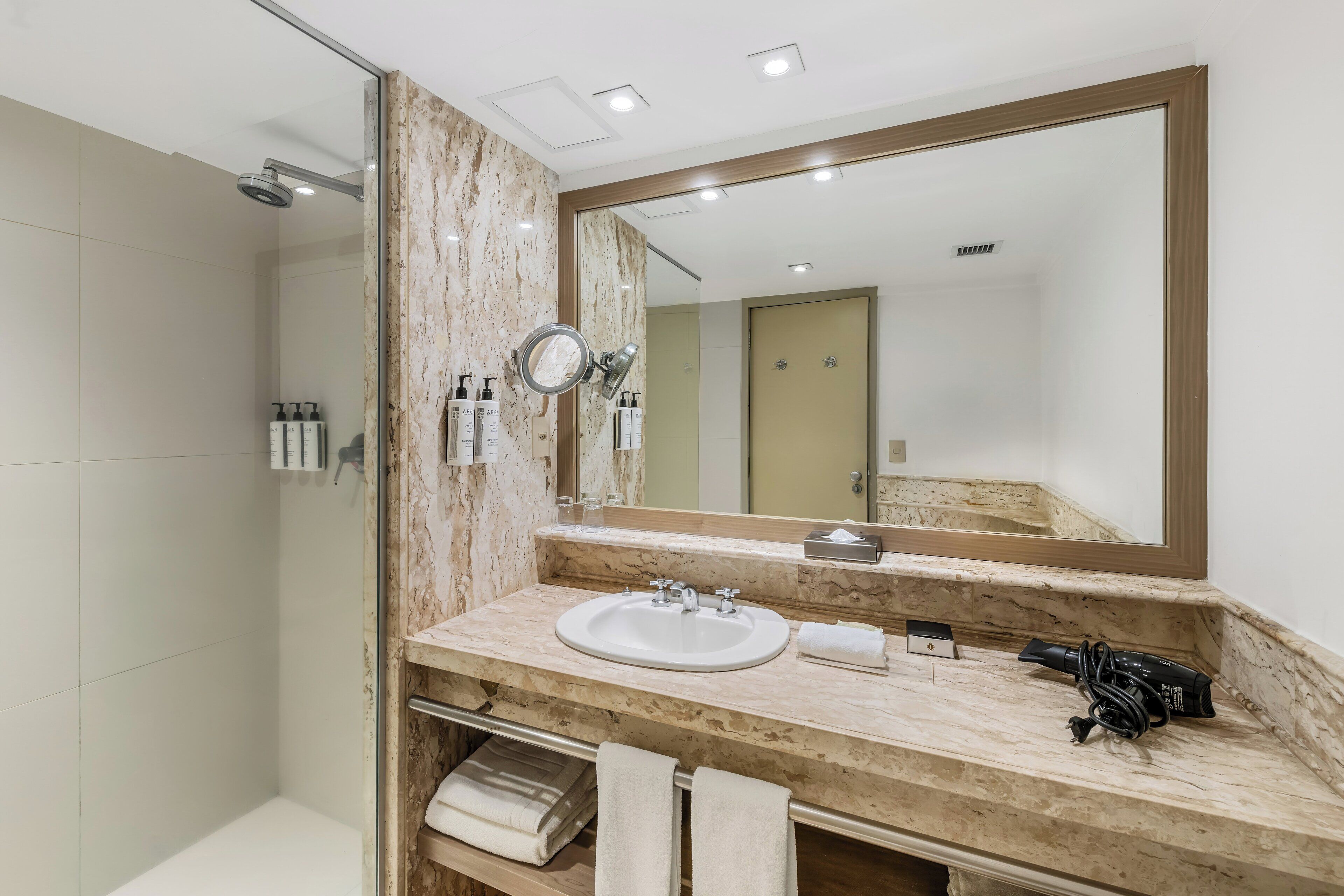 Ropa de cama de alta calidad, colchones con pillow-top y minibar 