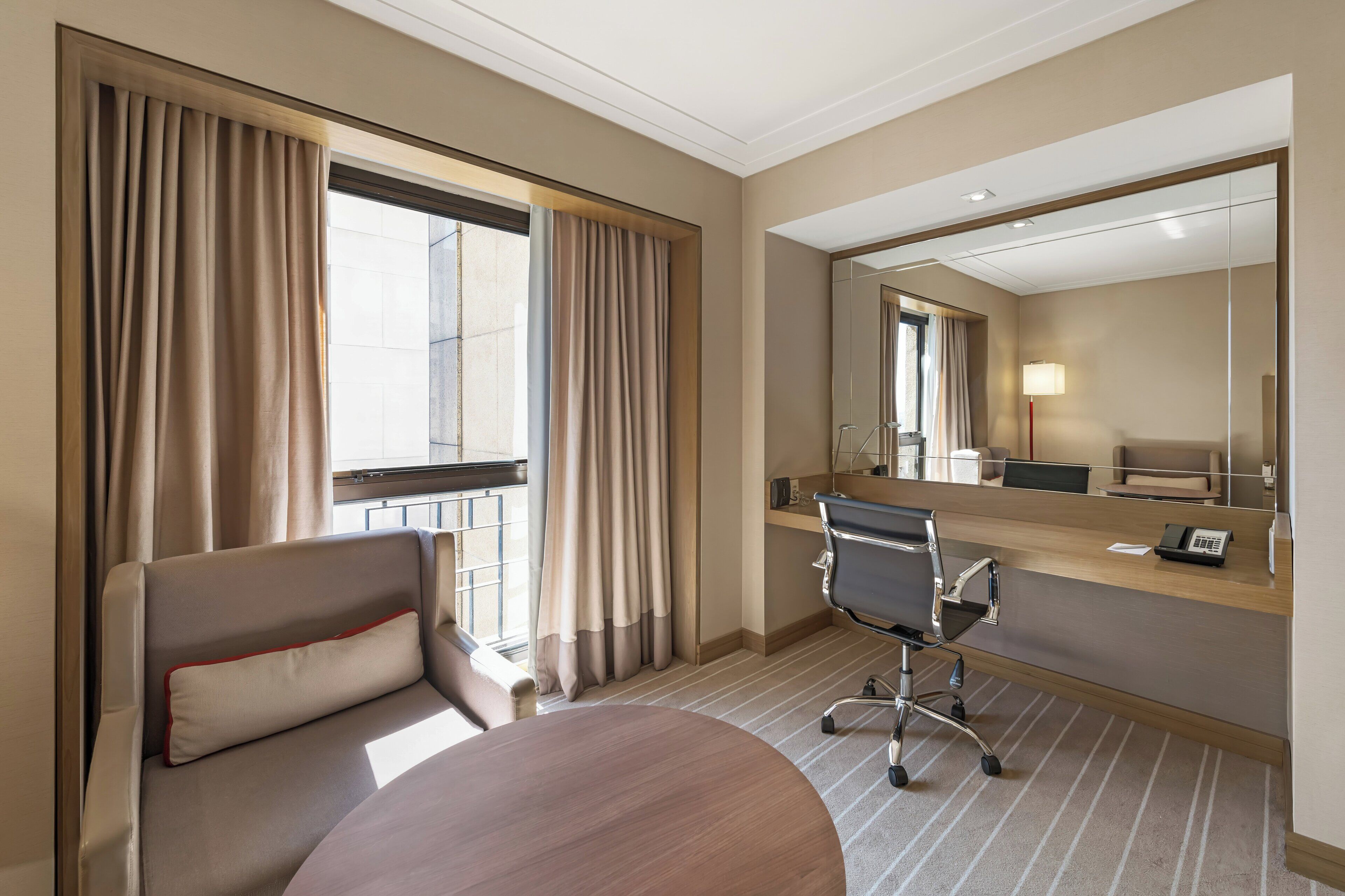 Ropa de cama de alta calidad, colchones con pillow-top y minibar 