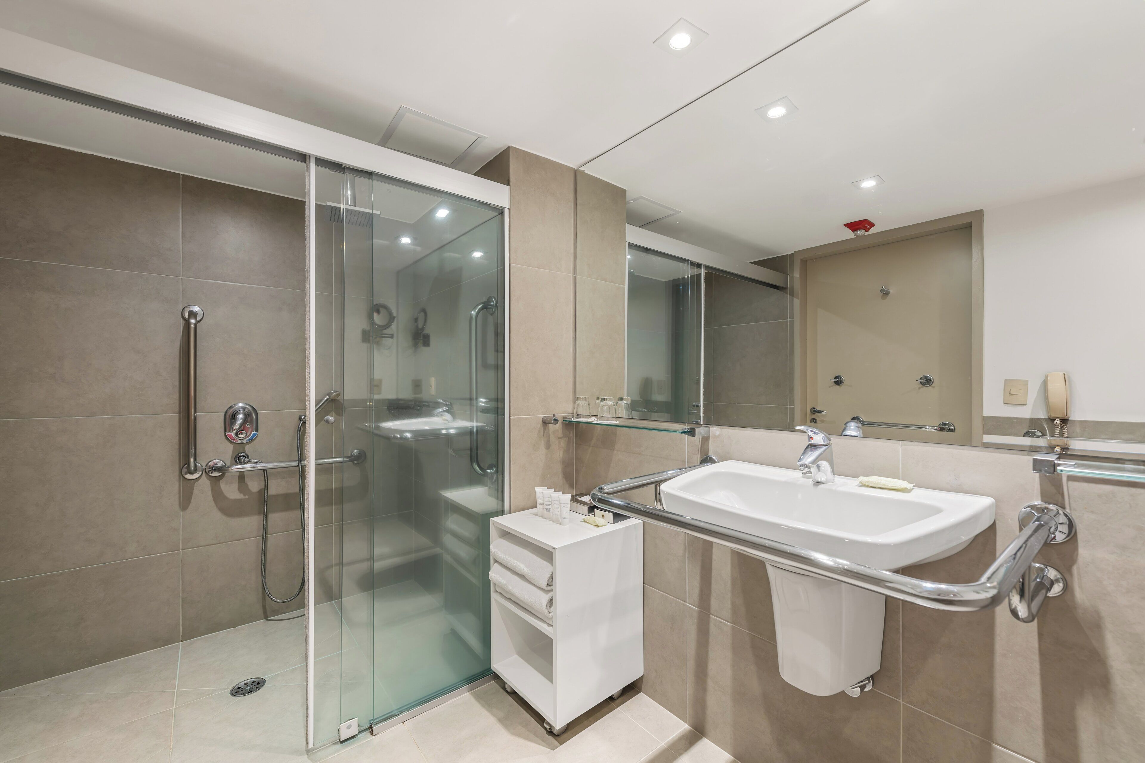 Classic Room, 1 King Bed, Accessible | Bathroom