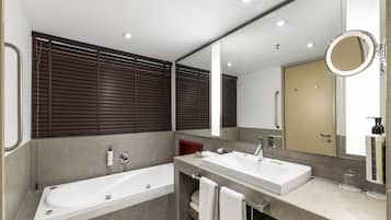 Amenidades de baño de diseñador, secadora de cabello, batas, pantuflas