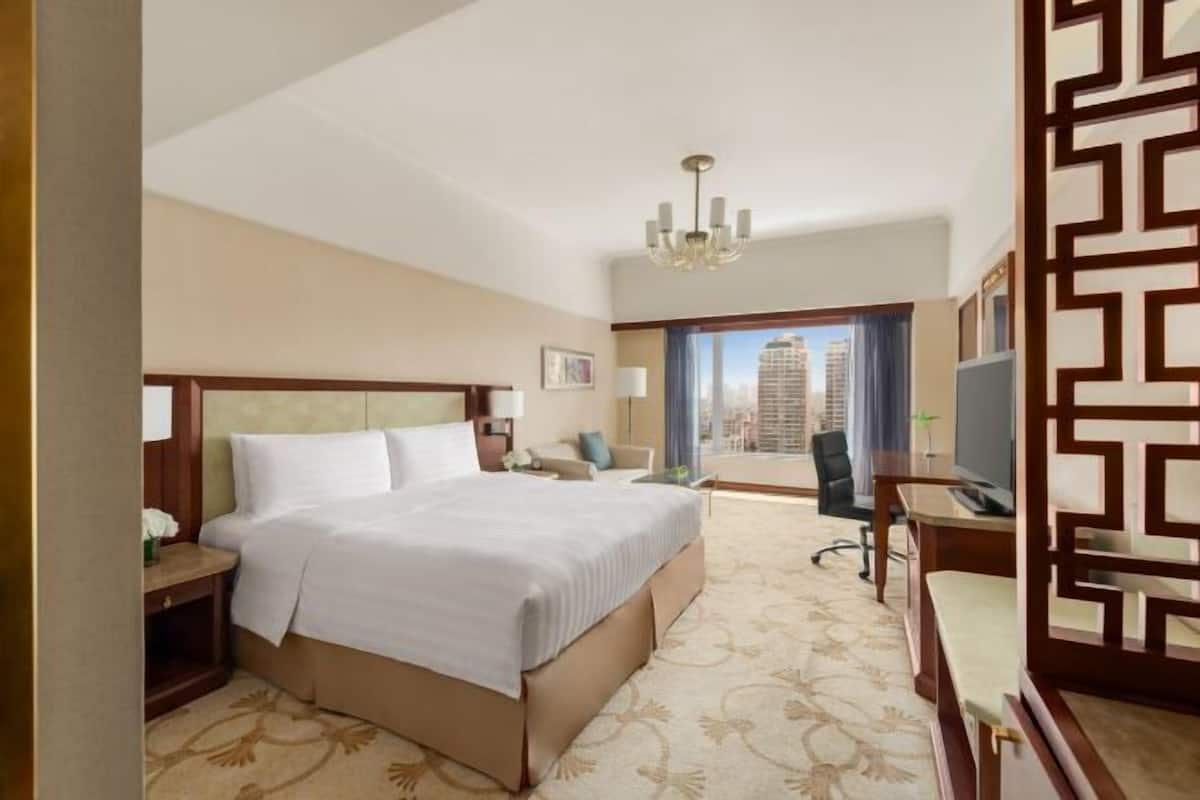 Minibar, in-room safe, desk, blackout curtains