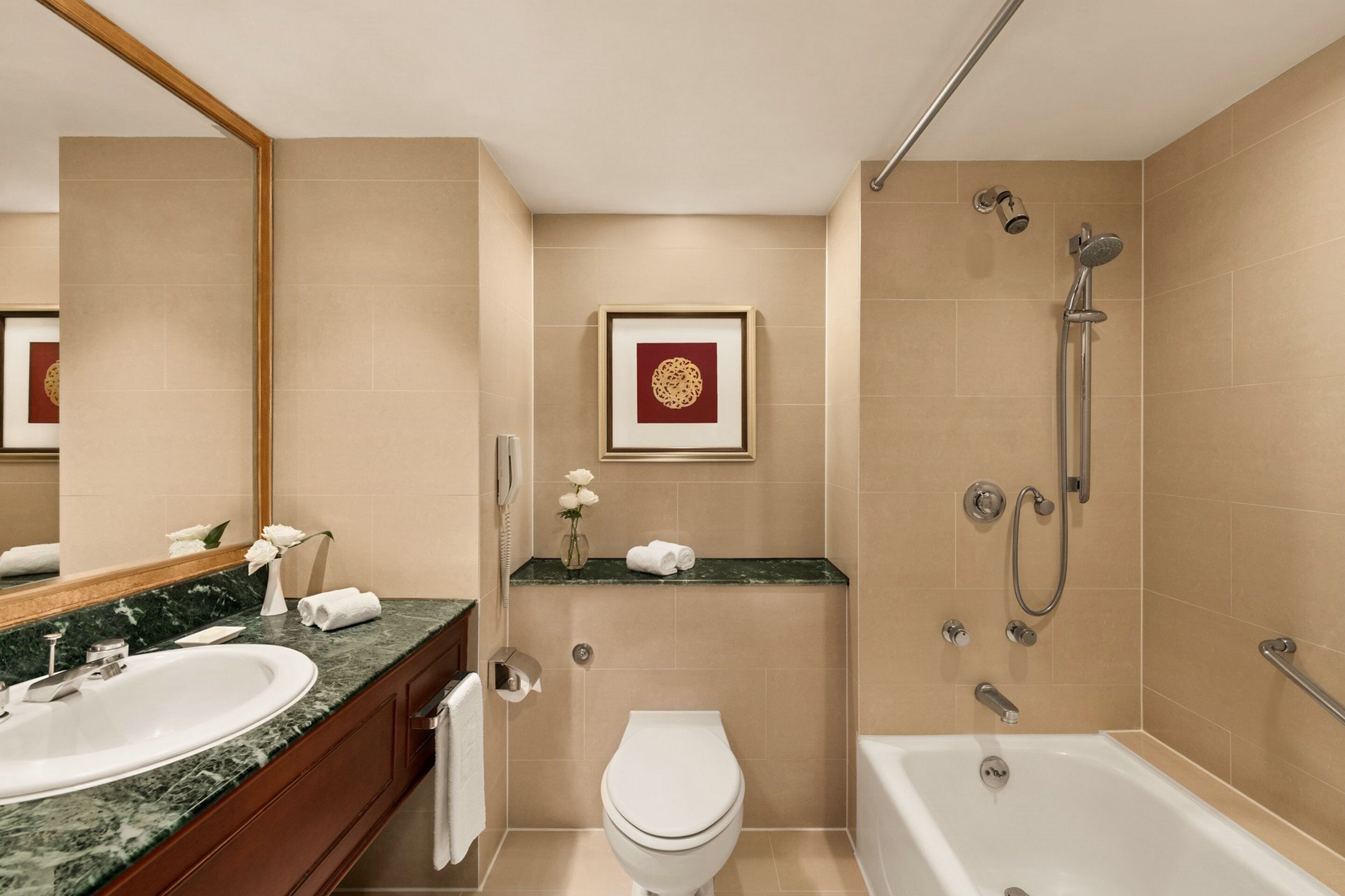 Un bagno moderno con lavabo, wc e vasca da bagno.