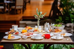 Buffet déjeuner servi tous les jours en supplément