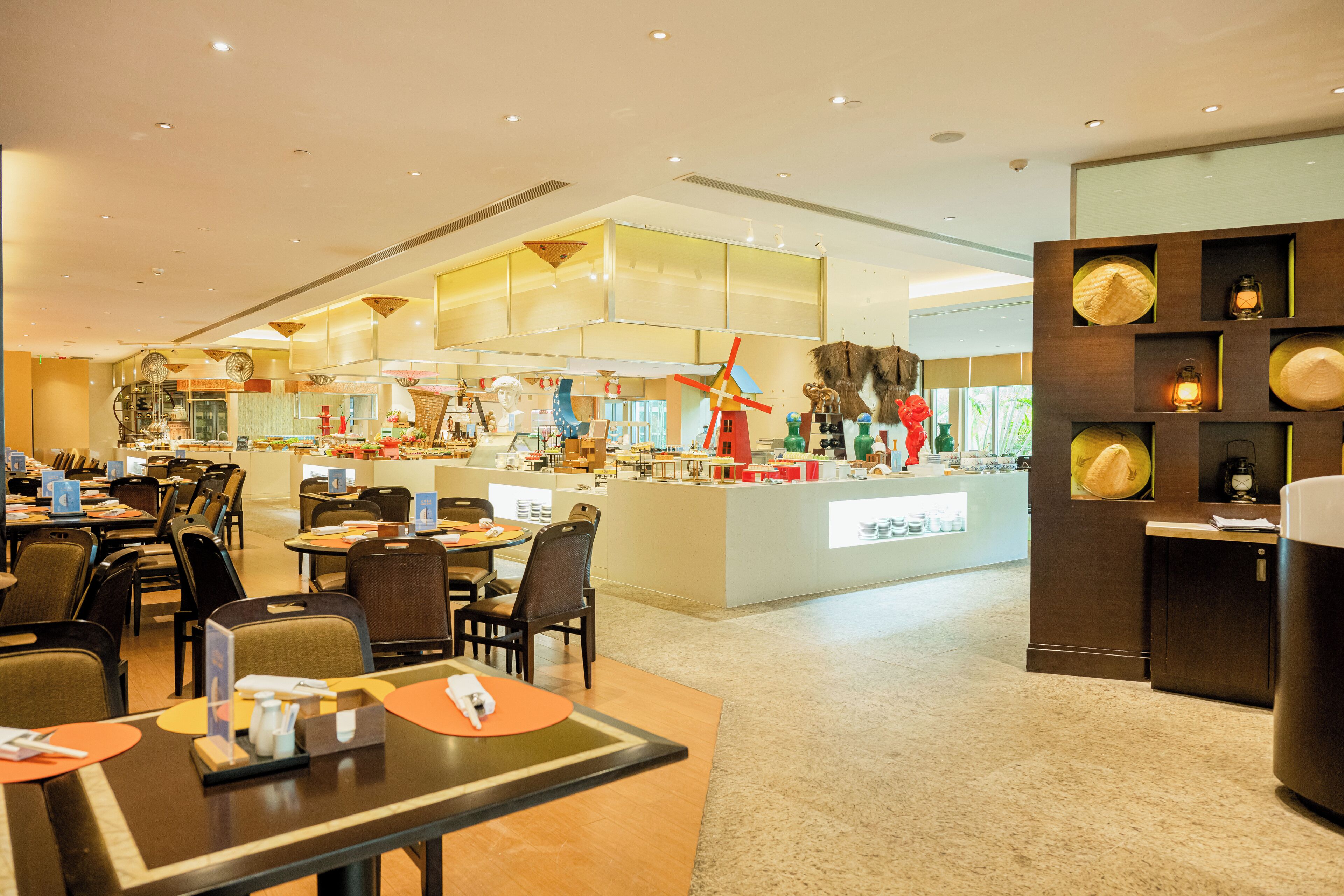 3 restaurants, breakfast served