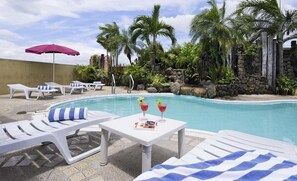 Outdoor pool - Imperial Palace Suites (Quezon City)