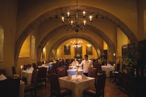 2 restaurants, breakfast, lunch, dinner served; international cuisine 