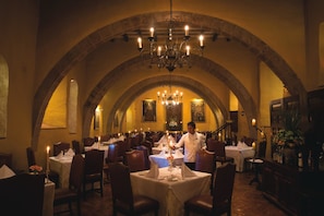 2 restaurants, breakfast, lunch, dinner served; international cuisine