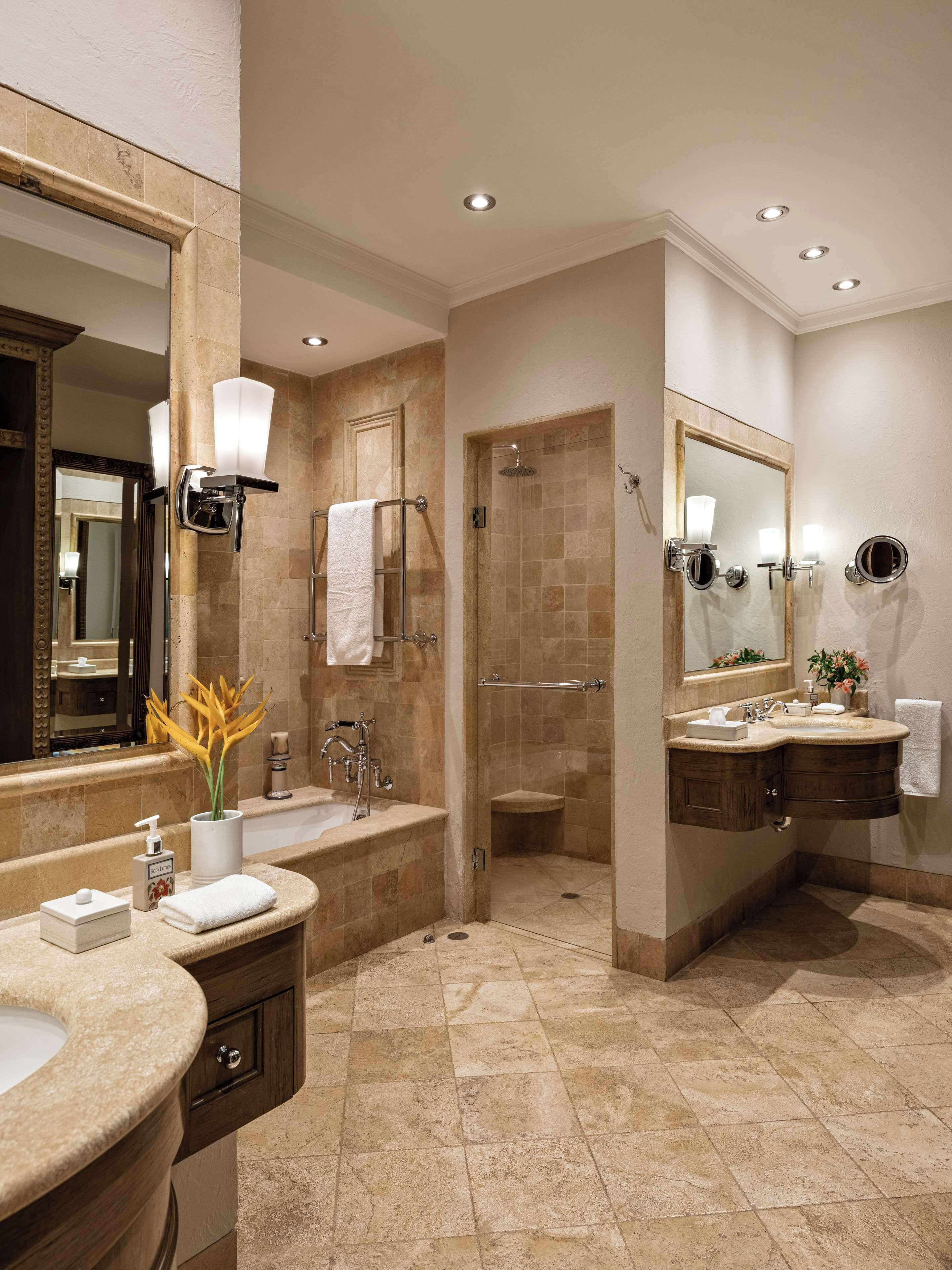 suite, 1 bedroom (with oxygen) | bathroom | free toiletries, hair dryer, bathrobes, slippers