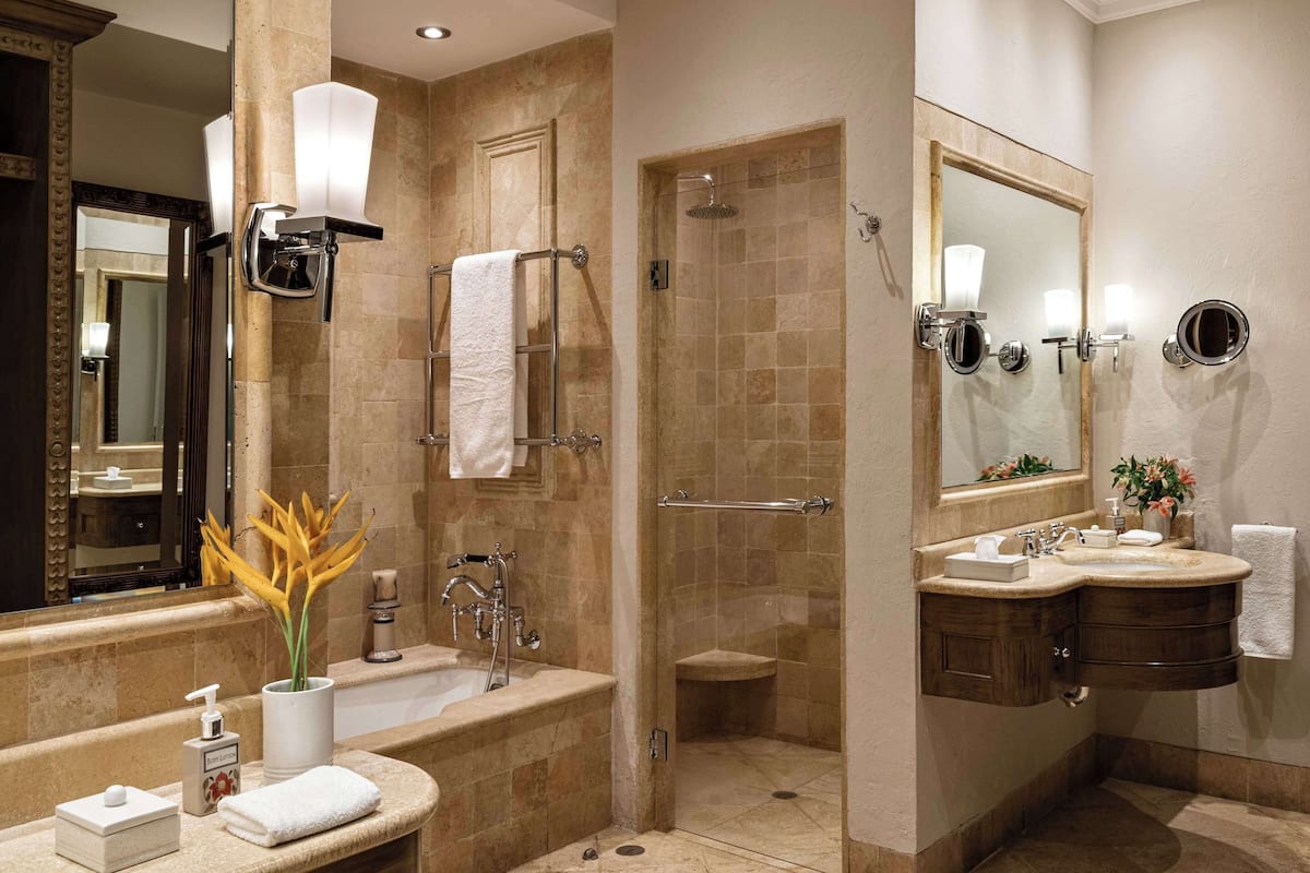 suite, 1 bedroom (with oxygen) | bathroom | free toiletries, hair dryer, bathrobes, slippers