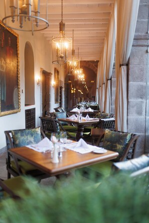 2 restaurants, serveren ontbijt, lunch, diner, internationale gerechten