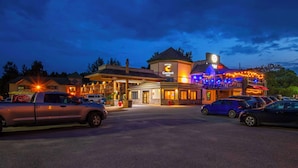 A Comfort Inn hotel with a well-lit entrance, a parking lot, and a lit-up upper level. - Comfort Inn Mont Laurier (Mont-Laurier)