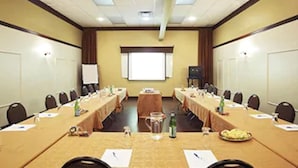 A conference room with long tables, chairs, and presentation screens. - Comfort Inn Mont Laurier (Mont-Laurier)