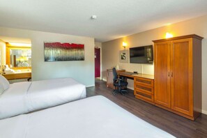 Schreibtisch, schallisolierte Zimmer, Bügeleisen/Bügelbrett