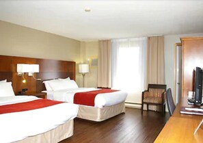 Desk, soundproofing, iron/ironing board, rollaway beds - Comfort Inn Mont Laurier (Mont-Laurier)