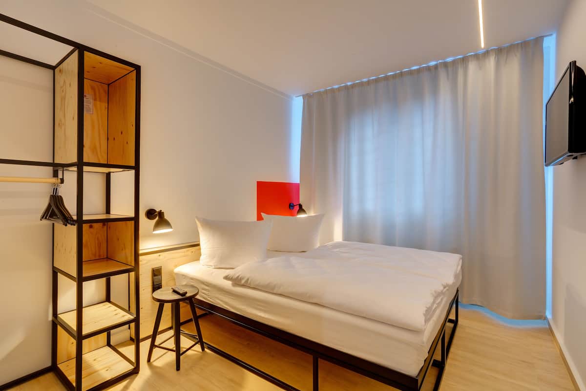 Desk, soundproofing, free WiFi, bed sheets