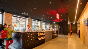 Reception - MEININGER Hotel Leipzig Hauptbahnhof (Leipzig)