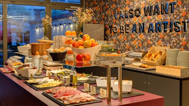 Buffet - MEININGER Hotel Leipzig Hauptbahnhof (Leipzig)