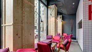 Lobby sitting area - MEININGER Hotel Leipzig Hauptbahnhof (Leipzig)