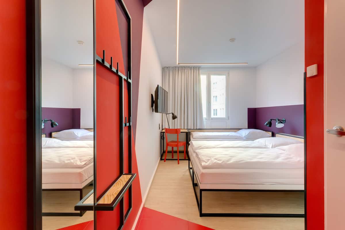 Desk, soundproofing, free WiFi, bed sheets