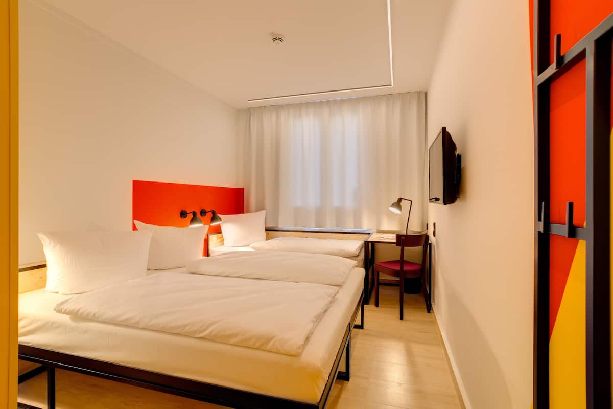 Desk, soundproofing, free WiFi, bed sheets