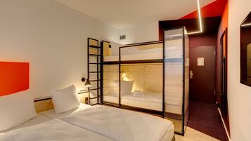 Desk, soundproofing, free WiFi, bed sheets