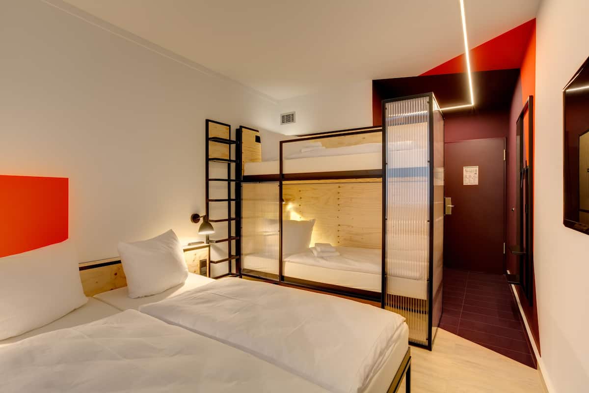 Desk, soundproofing, free WiFi, bed sheets